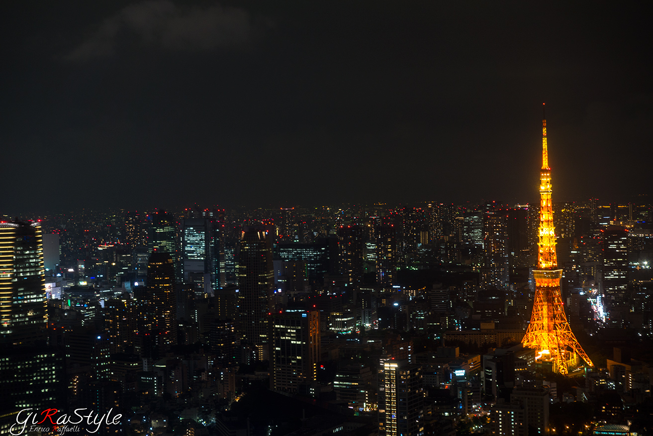 Tokyo Tower di notte