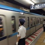 Agenti impegnati nella Metropolitana di Tokyo