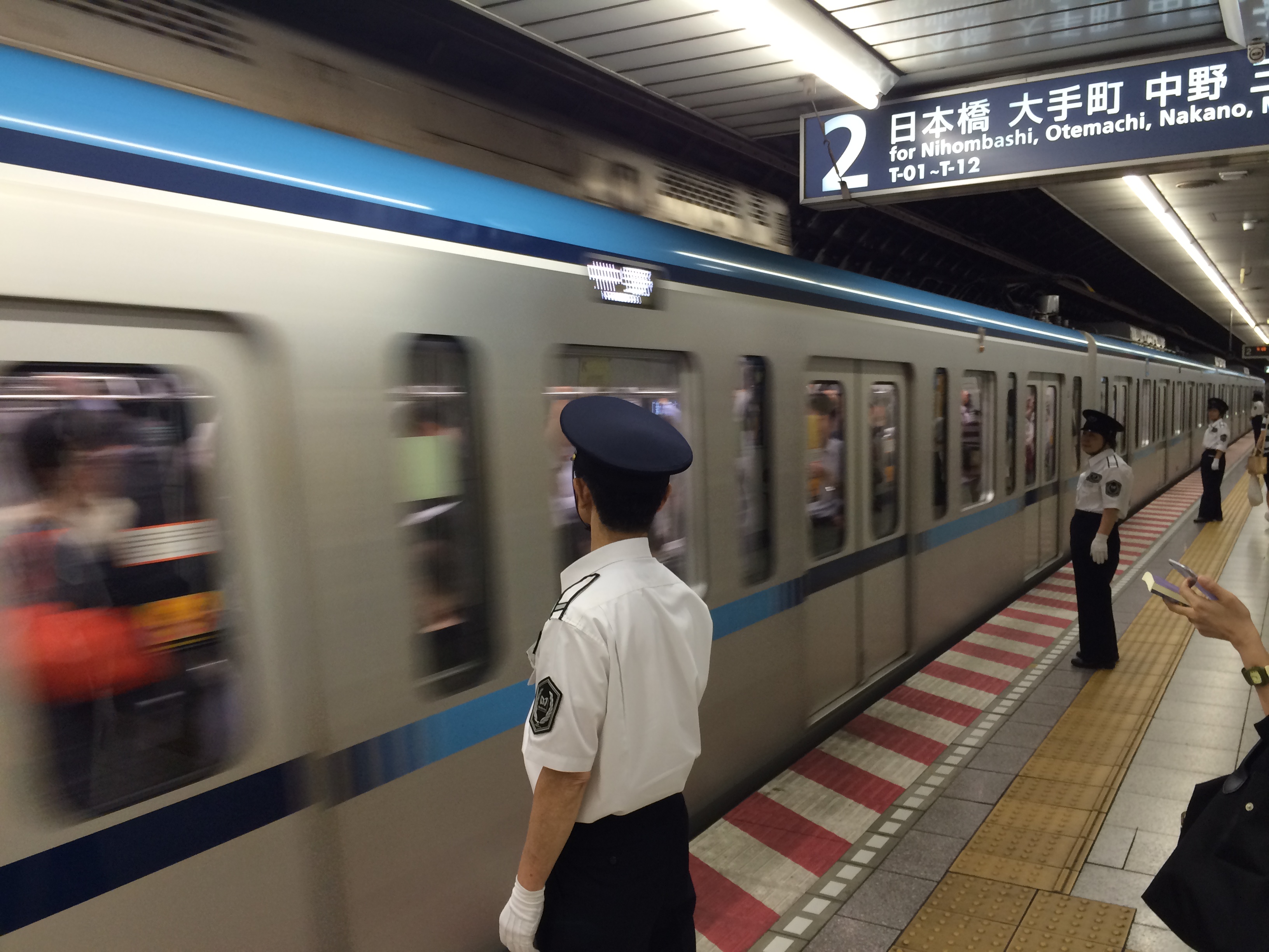 Agenti impegnati nella Metropolitana di Tokyo